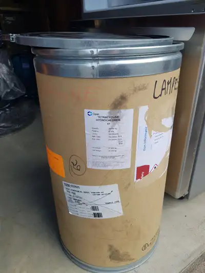 Fût en carton, vide avec couvercle en plastique et cerclage en métal. Utile pour stockage, déménagem...