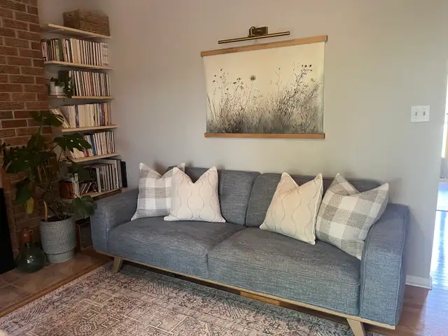 Blue Bennett’s Furniture Couch in Couches & Futons in Kingston - Image 2