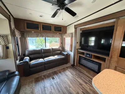 2018 chaparral fifth wheel for sale. Very lightly used and is in great condition. Has 3 slides. slee...