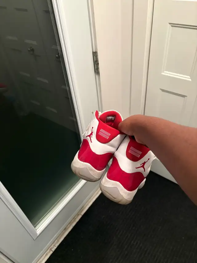 Jordan 11 Cherry in Men's Shoes in Longueuil / South Shore - Image 3
