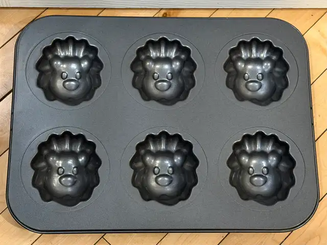 President's Choice Lion Muffin Pan in Kitchen & Dining Wares in Calgary - Image 3