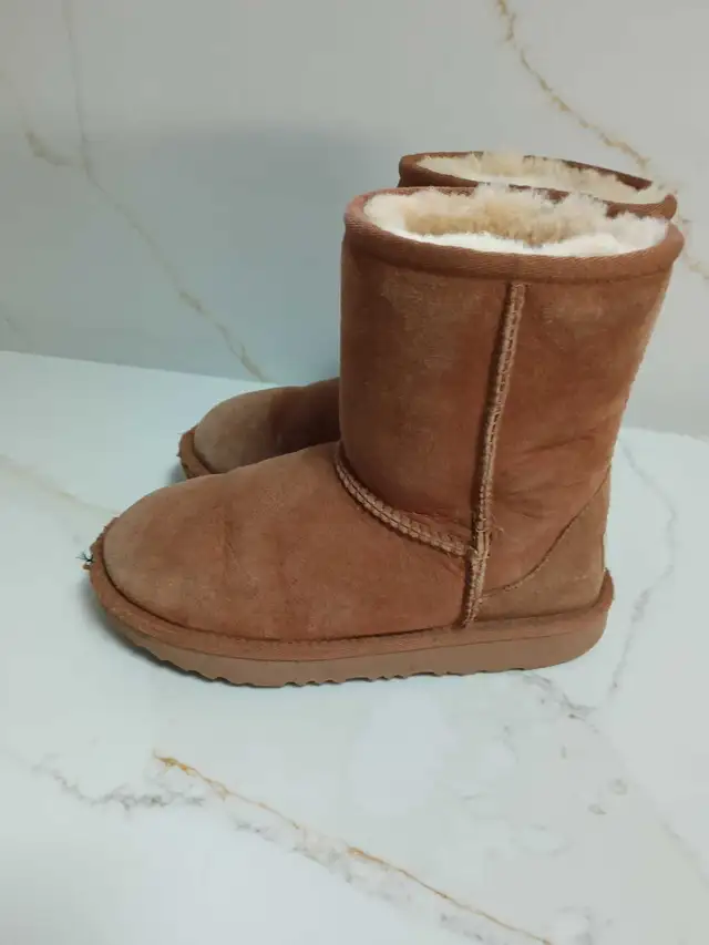 UGG boots size US 1 in Kids & Youth in Oakville / Halton Region - Image 4