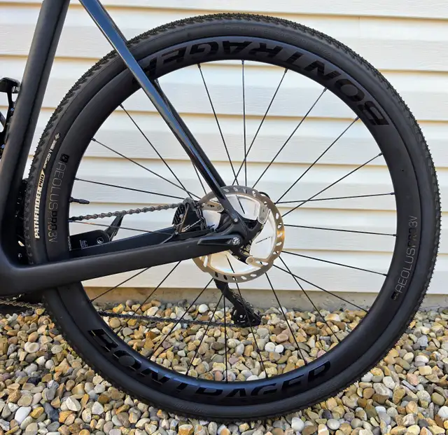 2020 Trek Domane SL 6 Carbon Road/Gravel Bike – 60 cm – Carbon W in Road in Calgary - Image 4
