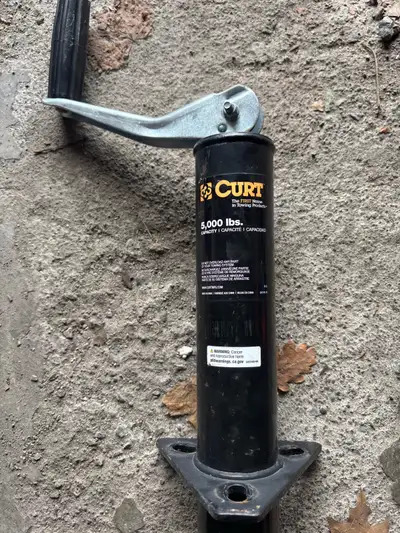 Voici un cric Curt de 5 000 lb robuste, parfait pour votre remorque! Ce cric est en bon état et prêt...