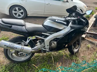 Moving cant take toys …….2001 ninja zzr 600 fresh oil change couple small dings in gas tank fairings...