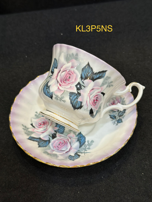 SOLD Royal Albert large rose tea cup & saucer - made in England  dans Art et objets de collection  à Région d’Oakville/Halton - Image 3