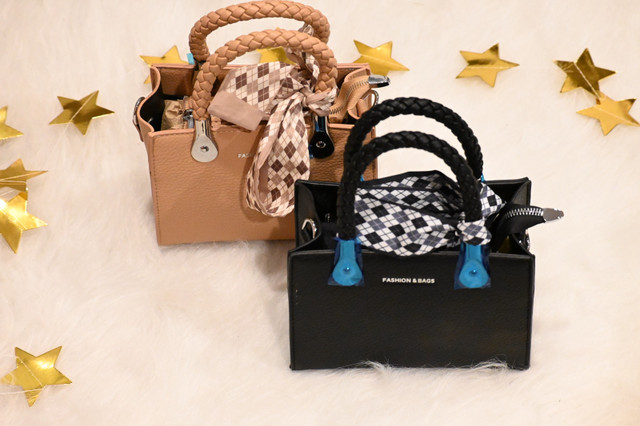 EN: Handbags | FR: Sacs à main dans Femmes - Sacs et portefeuilles  à Longueuil/Rive Sud - Image 2