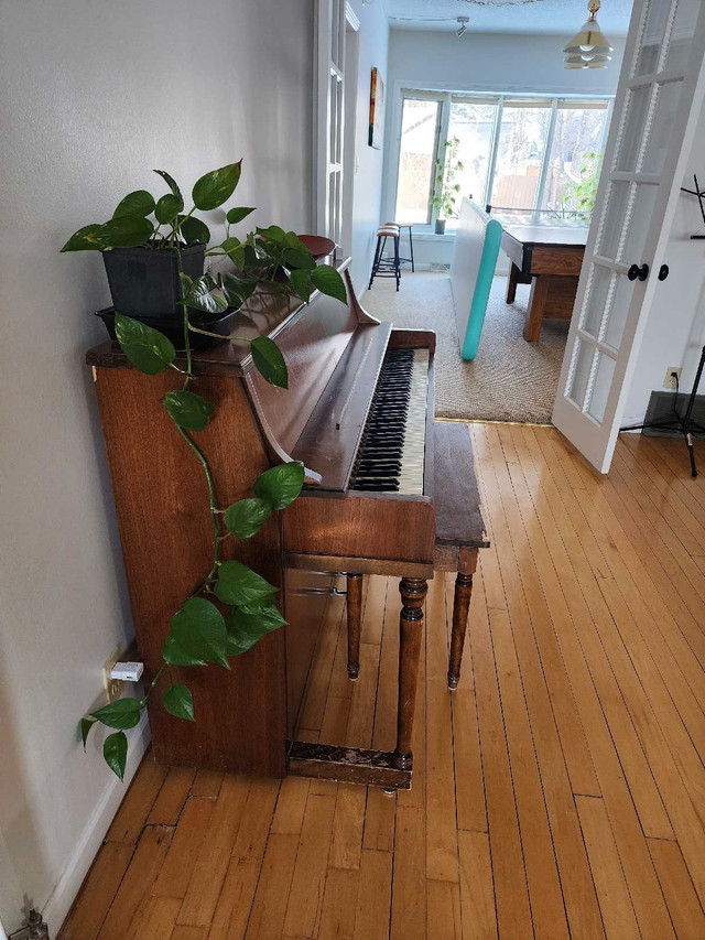 Small upright antique piano in Pianos & Keyboards in Edmonton - Image 3