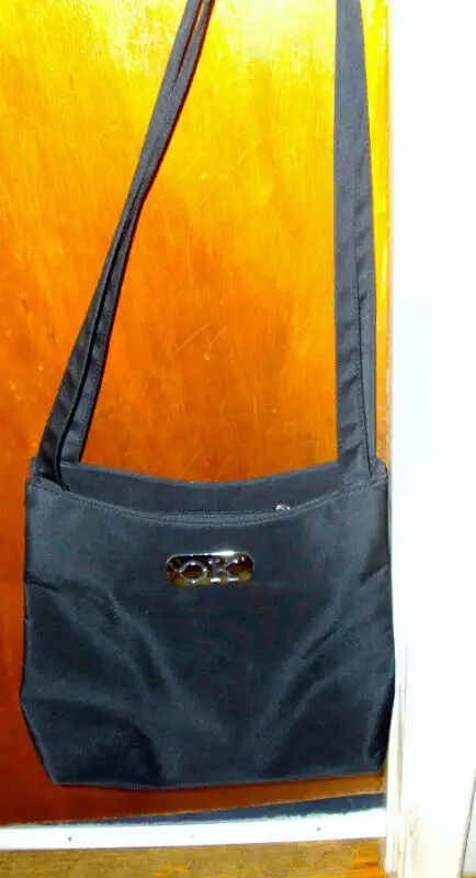 CALVIN KLEIN BLACK NYLON PURSE in Women's - Bags & Wallets in Mississauga / Peel Region - Image 9