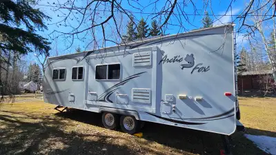 2010 Arctic Fox 26Z. - all season - bunk model, sleeps 9. (Queen bed, 3 bunks, fold down kitchen tab...