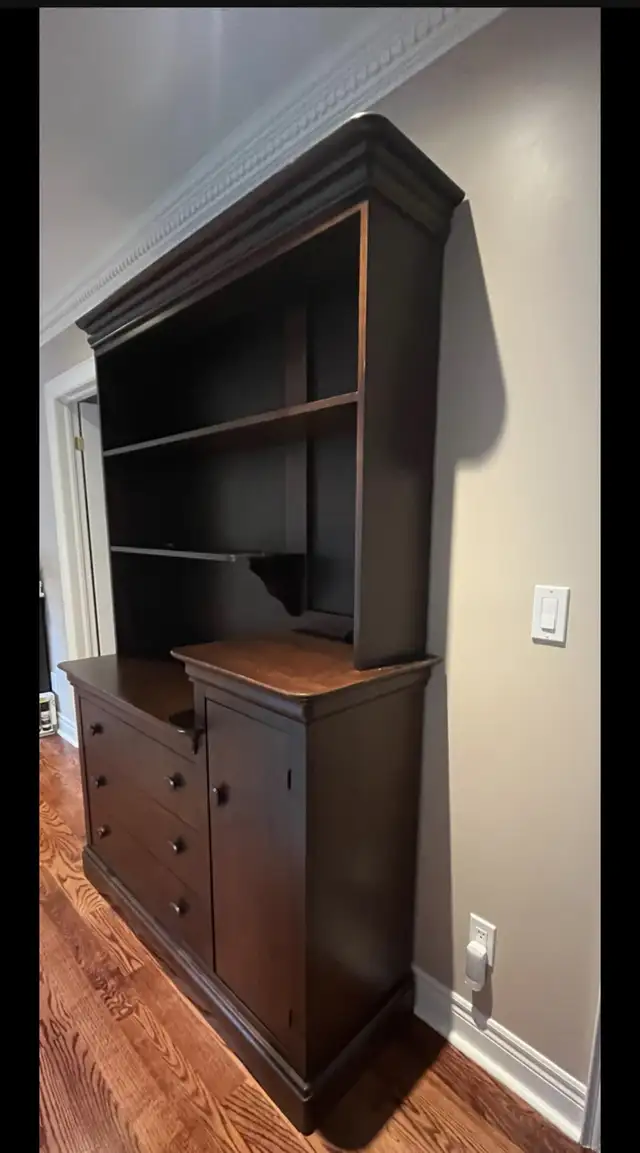 Dresser Hutch combo / Diaper changing station in Dressers & Wardrobes in City of Toronto - Image 3