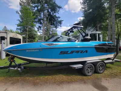 Vente par particulier. AUCUNES TAXES! Bateau de sports nautique idéal pour le Wakesurf et le Wakeboa...