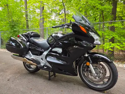 Low KM, one owner. Corben seat, & Smuggler trunk. Garmin GPS. Original seat(s) included. Good rubber...