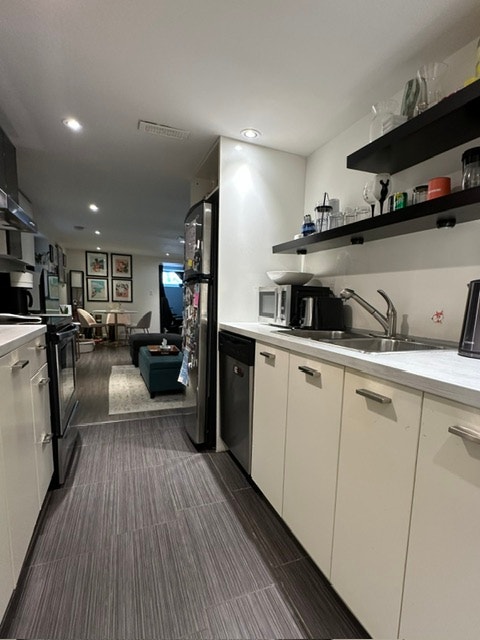 Modern 1 bedroom (lower level) Dovercourt/Queen West area. 5