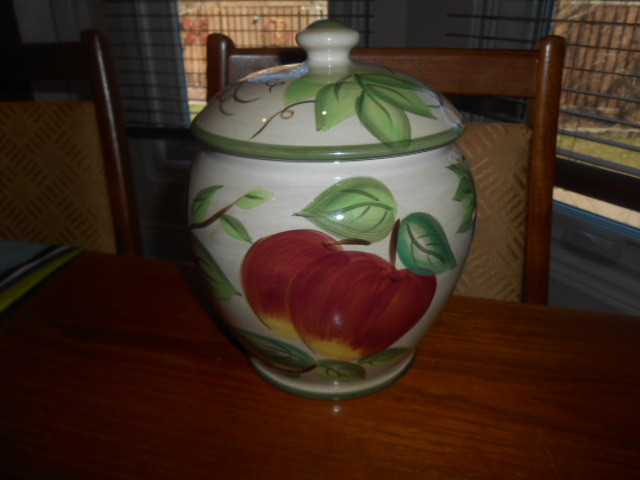 Vintage Paradiso Hand-Painted Canister, Biscuits Jar; With Lid in Home Décor & Accents in Mississauga / Peel Region - Image 4