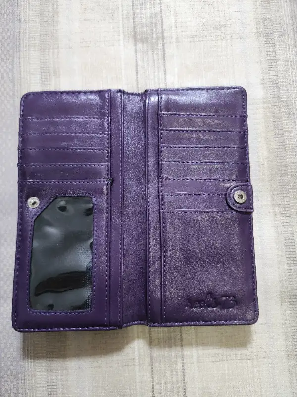 Roots wallet purple colour multipockets bifold floral embossed in Women's - Bags & Wallets in Ottawa - Image 10
