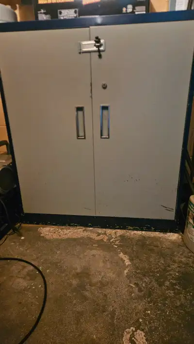 Armoire en acier / Steel storage cabinet, View more