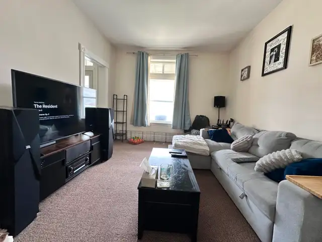 ATTENTION TRENT STUDENTS – 3 1 Bdrm - Close to Downtown!