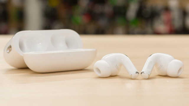 AirPods Pro (2nd generation) with MagSafe Charging Case (USB‑C) in Headphones in City of Toronto - Image 3