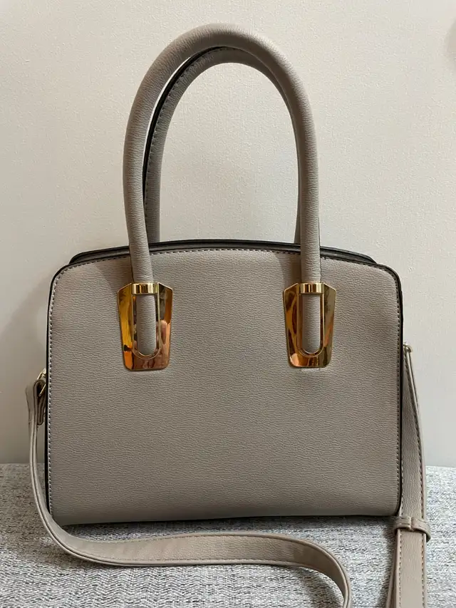 Small handbag with crossbody strap in great condition in Women's - Bags & Wallets in Kitchener / Waterloo - Image 2