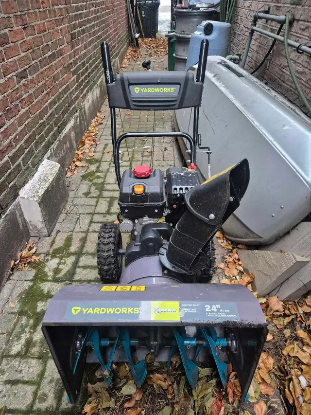 Yardworks 24" Snowblower in Snowblowers in City of Toronto - Image 3