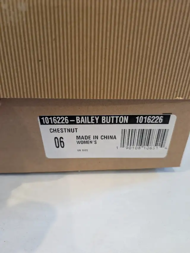 NIB UGG Australia Bailey Button II Chestnut Boots Size 6 in Women's - Shoes in Markham / York Region - Image 3