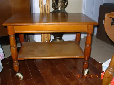 Petite table Roxton erable avec roues et tabouret en chene/osier, View more