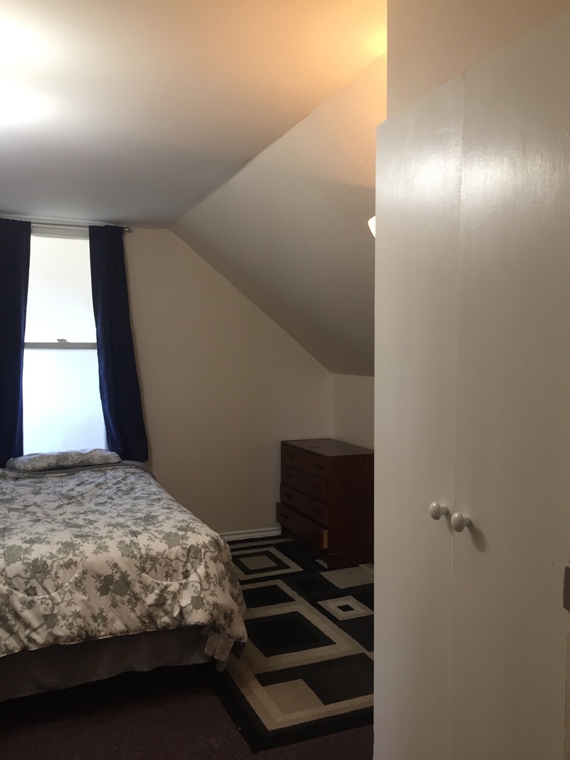 Downtown Kitchener furnished room for rent Room Rentals & Roommates