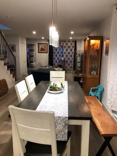 Libre pour le 1er mars Beau 5(1/2) à louer sur deux étages, type maison de ville Salle bain complète...