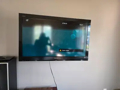 Télévision Sony Bravia 52 pouces fonctionne tres bien vient avec le rack mural possibilité davoir un...