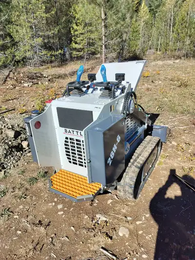 New mini skid steer 28 horsepower. Year 2025. Comes with bucket and a set of forks. Bttl St 28h-6 is...