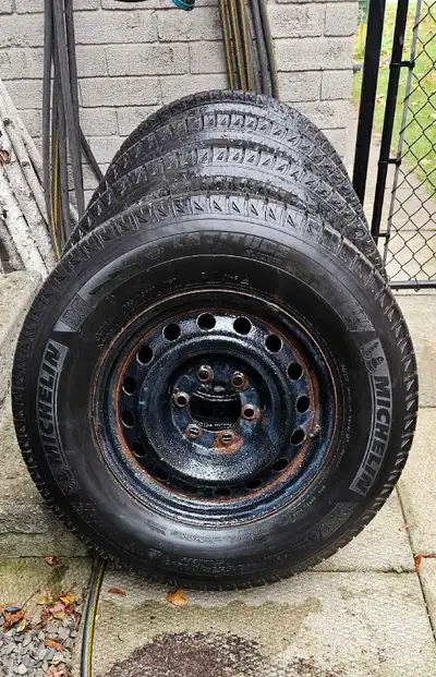 265 70 r17 Michelin Latitude X Ice. 8/32 tread depth. Bolt pattern 6 x 139.7 mm. Centre bore 106.1 m...