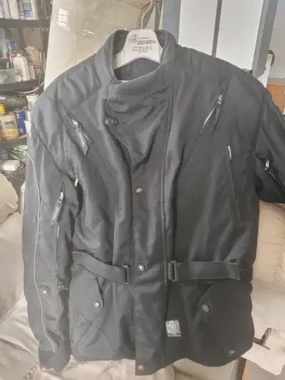 JACKET DE MOTO LARGE, IMPERMÉABLE, CACHE COU EN CUIR, PANTALON DE CUIR, CASQUE DE MOTO SMALL. JE VEN...