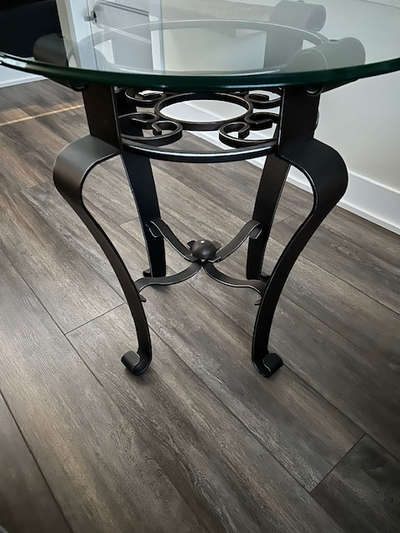 Table d'appoint en fer forgé avec dessus en verre biseauté, View more