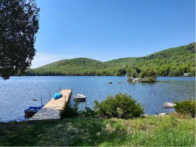 Chalet à louer au bord de l eau a 25 minutes de Ste-Agathe in Quebec - Image 4