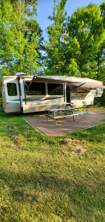 2014 CEDAR CREEK HIGH END 5TH WHEEL TRAILER LIKE NEW. SLEEPS 4. KING BED. LARGE FRIDGE. STOVE, MICRO...