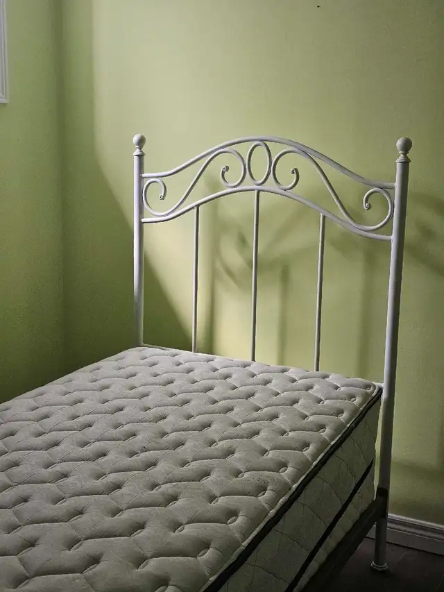 Twin bed for sale in Beds & Mattresses in Kitchener / Waterloo - Image 7