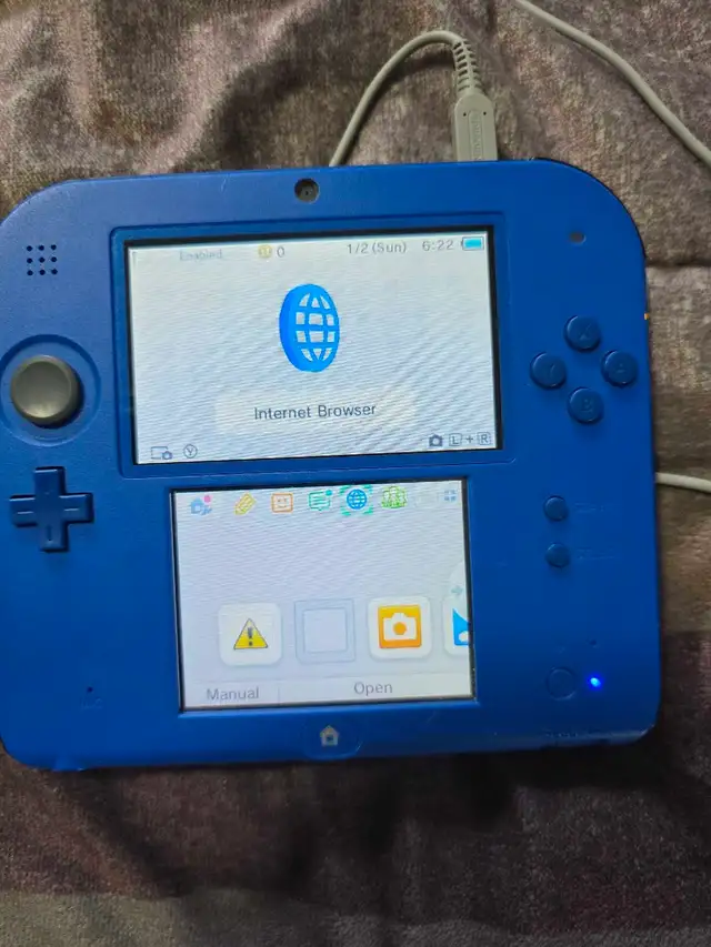 NINTENDO 2DS. CHARGER & 4GB SD CARD