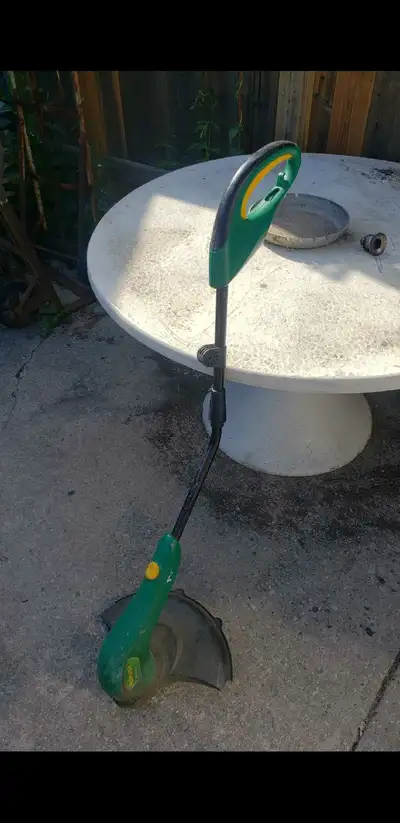 Keep your lawn looking sharp with this reliable Yardworks string trimmer, which is in good, pre-love...