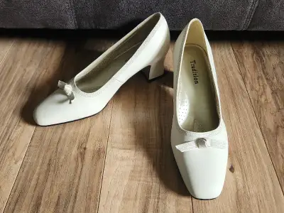 Excellent condition women's beige/off-white shoes (size 6.5 M), View more