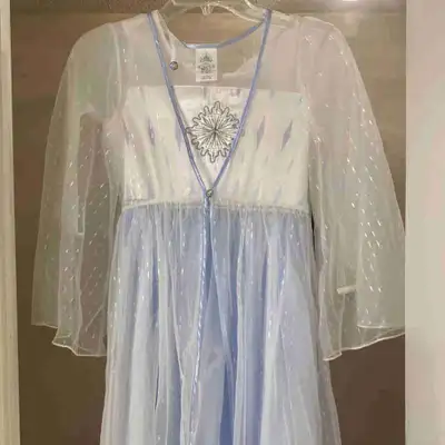 Beautiful 2 piece Elsa dress and cape, size 9-10.