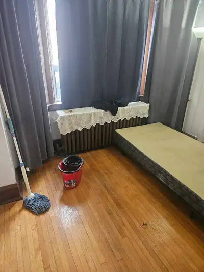 I have two room available 1 on the main floor 1 on second floor you have access to two full washroom...