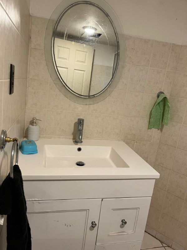 Newly Renovated room for rent in Prime Niagara Falls Location Room