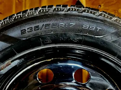 ⏰⏰ 4 sale⏰⏰ Set of four: 235/55R17 99T Goodyear Winter Command They were great for tackling the snow...