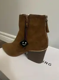 Brand New Size 7.5 Brown suede ankle boots 