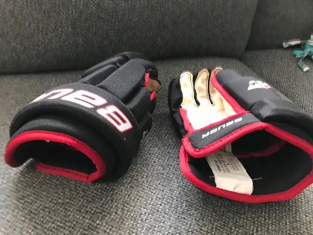 Like new 10 inch Bauer hockey gloves for kids  in Hockey in Hamilton - Image 3