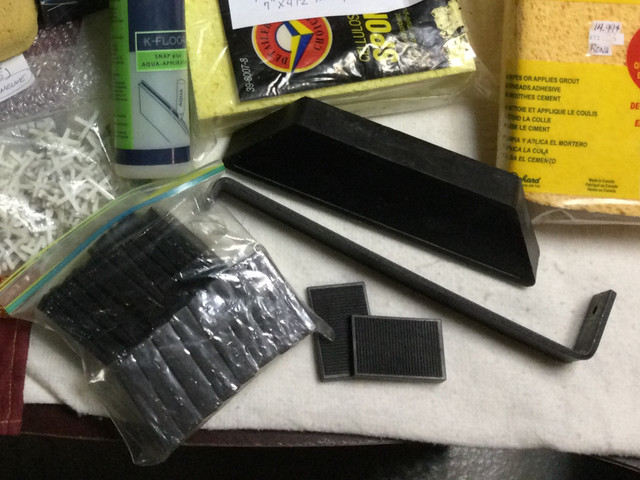 LOT D’ACCESSOIRES POUR PLANCHER 30$ dans Quincaillerie, clous et vis  à Longueuil/Rive Sud - Image 2