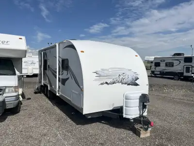 Well-maintained 26' travel trailer featuring a spacious rear kitchen, front bedroom with a brand new...