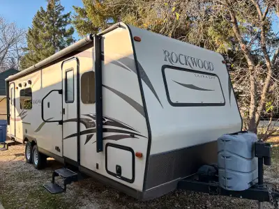Selling my 2015 Forest River Rockwood Ultra Lite 2605s travel trailer. Power Jack Power Stabilizer J...