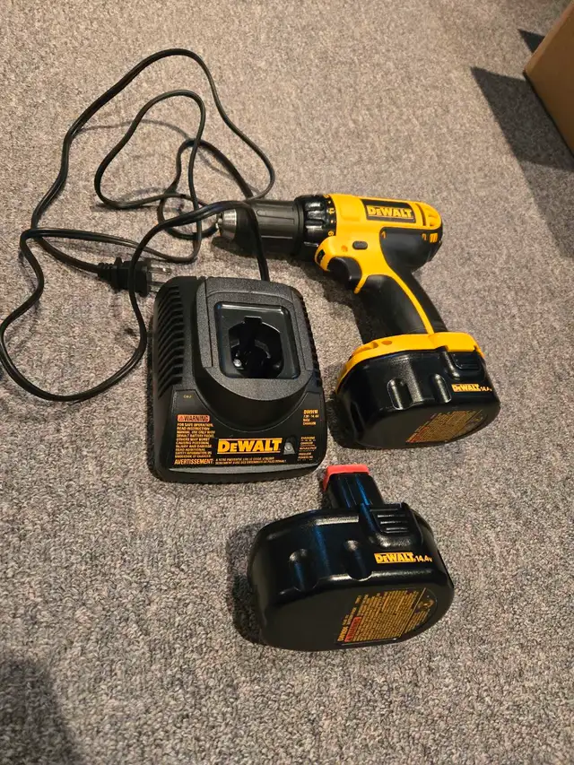 DEWALT 14.4 V POWER DRILL/SCREW DRIVER WITH 2 BATTERIES/CHARGER in Power Tools in Markham / York Region - Image 2